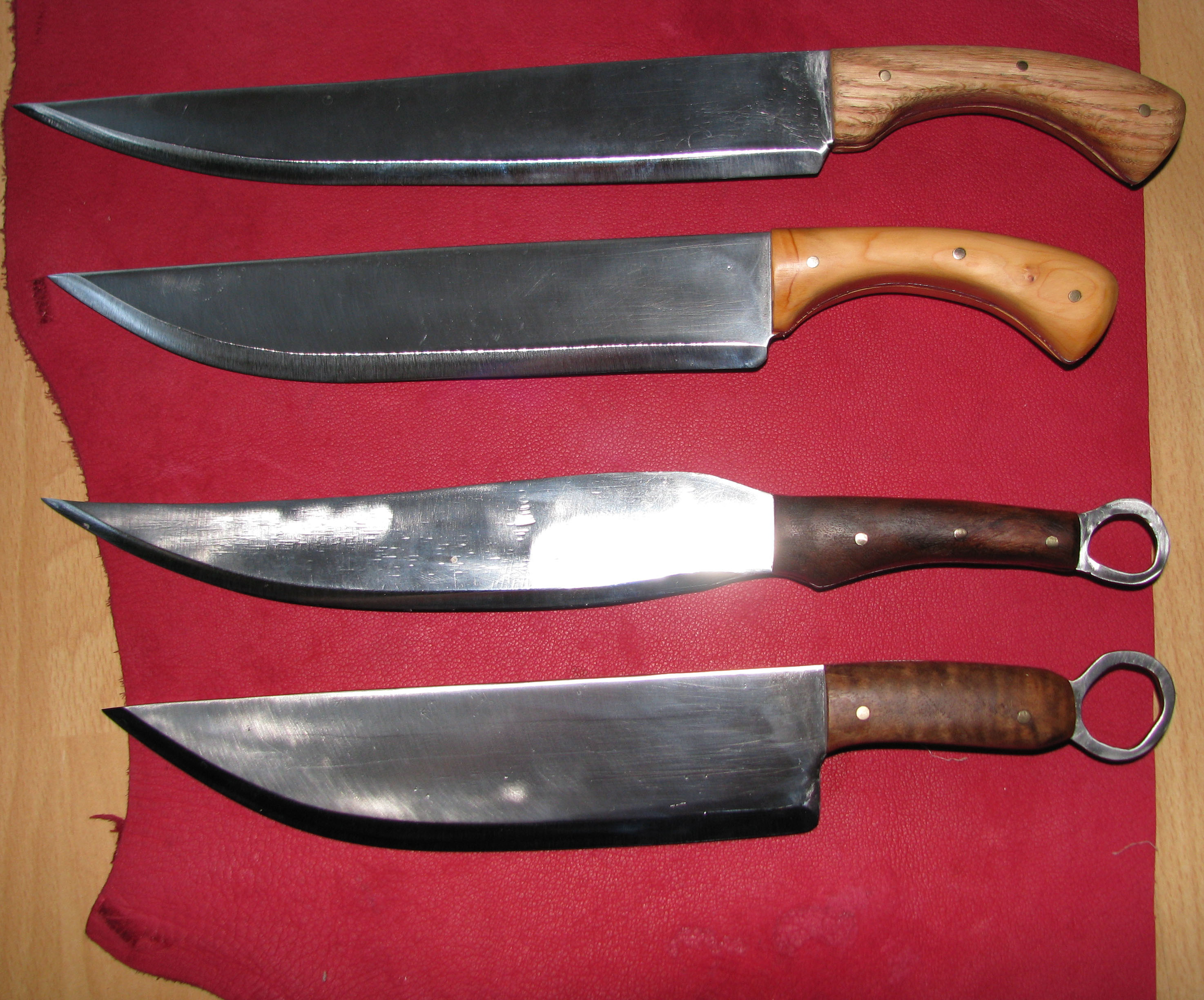 Verschiedene Nachbildungen keltischer Messer aus der OFFICINA TREVERICA: